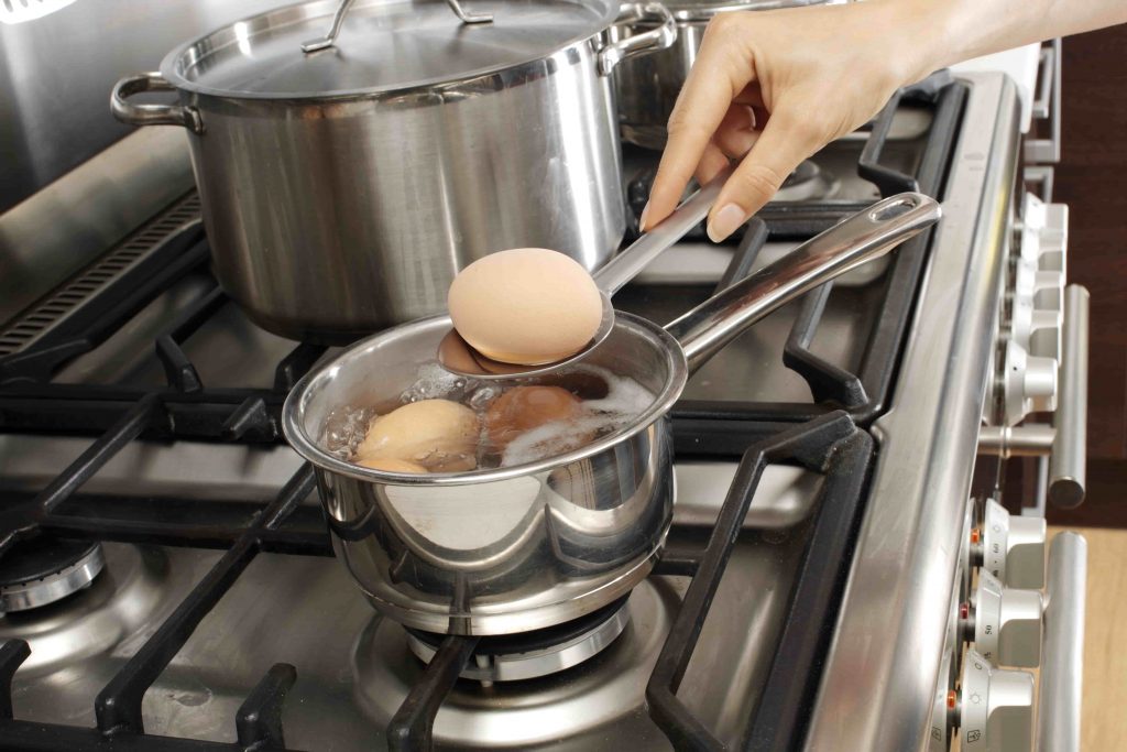 ▲水煮雞蛋油脂較少。（圖／Shutterstock）