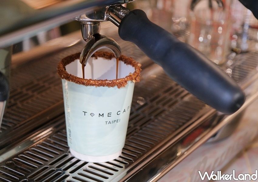 ▲「W1C鍉靡咖啡」，在杯緣處以焦糖海鹽黏上手打巧克力堅果碎片。（圖／WalkerLand）