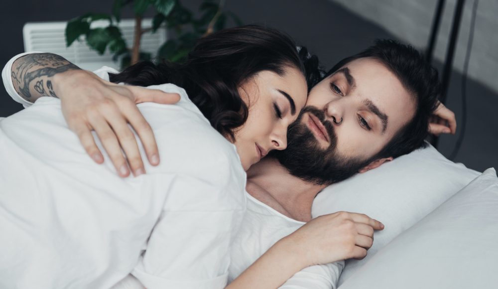  ▲希望藉由一個暫時的男伴，度過空白的交接期，所交往的對象，就稱為OK繃。（圖／Shutterstock）