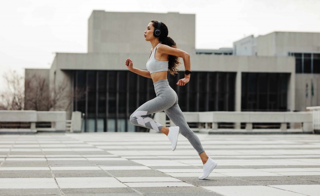 ▲高強度間歇運動的燃脂效率，比慢跑更好。（圖／Shutterstock）