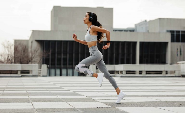 ▲美國最新研究顯示，每天快走15分鐘能降低近20%早死風險。運動示意圖。（圖／Shutterstock）