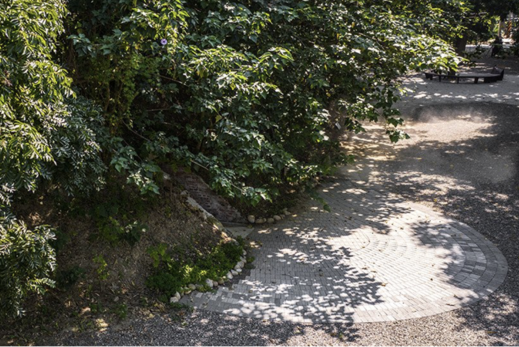 ▲A circular array of paving leads people inside the bunker (Courtesy of Yi-Hsien Lee 李易暹）