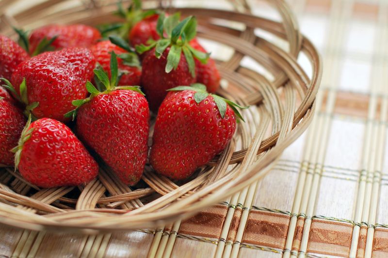 ▲草莓表皮上有殘留大量農藥，用清水洗遠遠不夠，有內行曝「2招」能快速洗淨、也不會因為大力搓揉草莓導致破皮爛掉。（示意圖／取自 pixabay ）