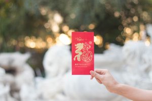 Hand,Holding,Red,Envelope,To,Give,In,Chinese,New,Year. ▲席子淇在臉書提醒,開工紅包別急著花光,記得留下原紅包袋,以及裡面原有的100元當作錢母。(圖/Shutterstock)