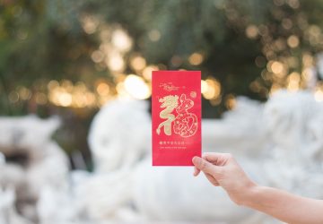 Hand,Holding,Red,Envelope,To,Give,In,Chinese,New,Year. ▲原PO認為600元都可以吃二十盤壽司了,不認為自己紅包金額太少。(圖/Shutterstock)