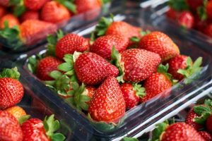 ▲草莓是農藥殘留最多的水果之一，該怎麼清洗才正確，營養師高敏敏就分享了4步驟，讓你吃草莓不怕農藥殘留，營養又健康。（示意圖／取自unsplash）