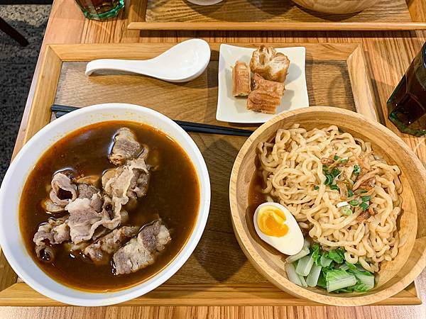▲平價版銷魂麵！老母雞黃湯、剁椒麻辣雙湯頭濃郁好喝，Q彈麵體不輸大師兄。（圖／歡迎光臨，東宅 Vida Cómoda）