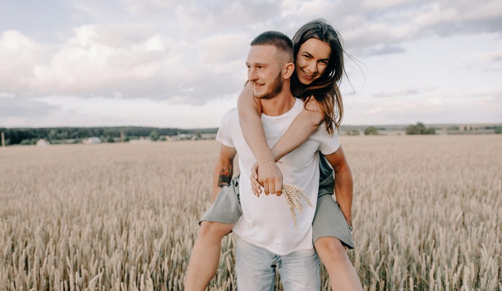  ▲張愛玲是這樣形容愛情的：「經得起風雨，卻經不起平凡。」（圖／Shutterstock）