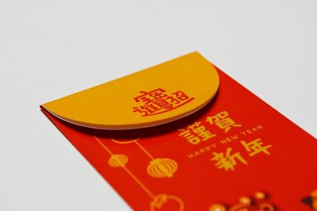 red-4048838_1280 過年期間可利用相當簡單的紅包錢母開運法,為新年招來財運。(圖/pixabay)