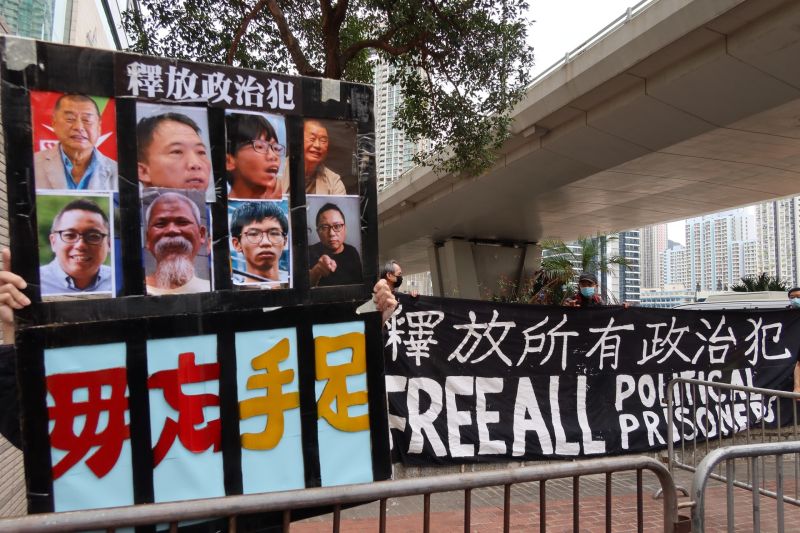 ▲香港參與民主派初選的47人遭到國安處起訴違反《港區國安法》，今日在西九龍裁判法院外有上百名支持者到場聲援。（圖／翻攝自《香港01》）