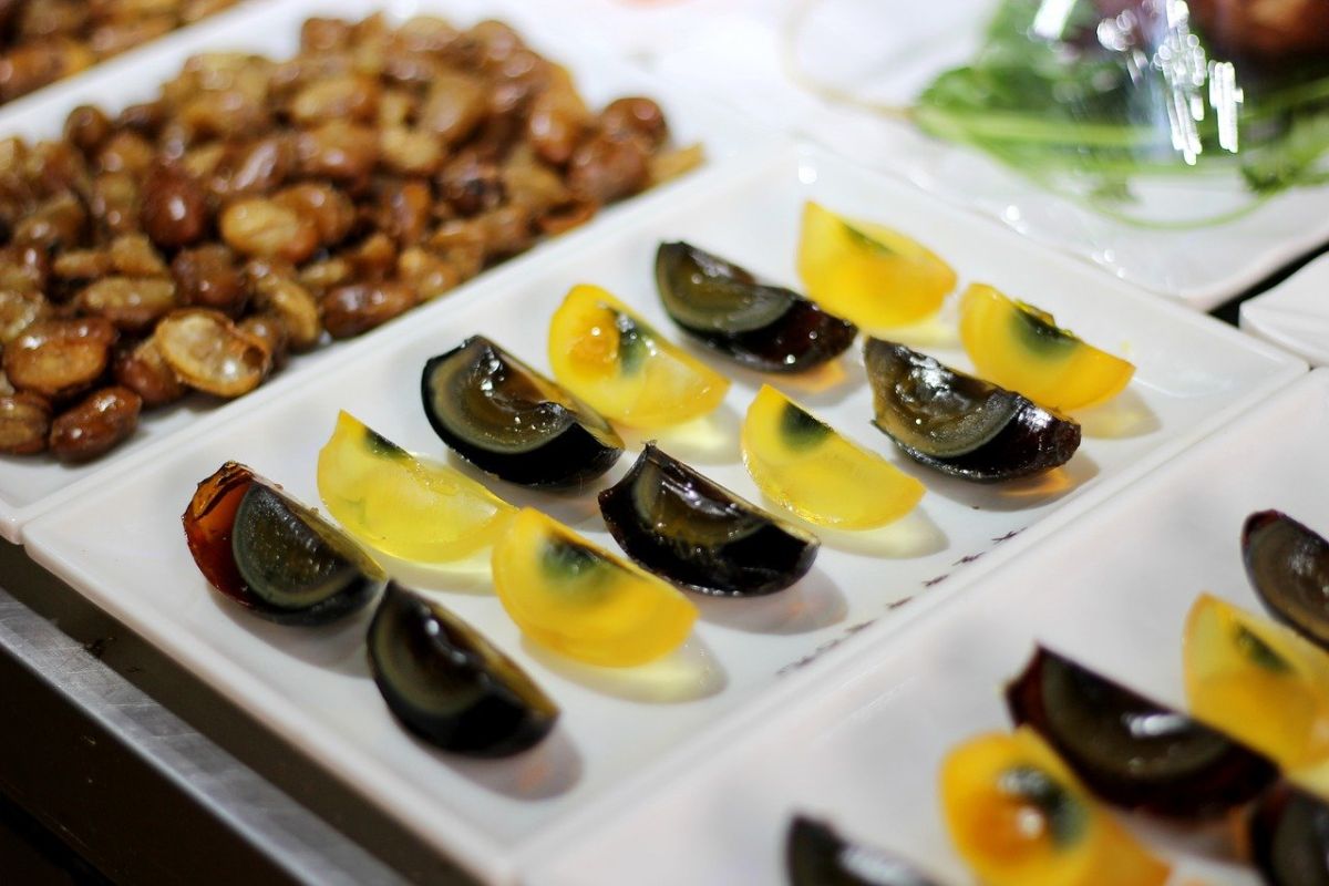 ▲皮蛋到底還能怎麼料理呢？近日專攻美時領域的搜狐號《搞笑段子表情包》專欄就表示，皮蛋其實還能用來煮湯，只要加入「2食材」即可飽餐一頓，不僅風味獨特還很營養。（示意圖／取自pixabay）