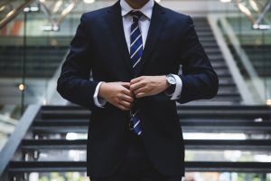 ▲一名男網友不解,為何自己穿西裝去上班反而被調侃「想轉業務部」,貼文一出,網友們也揭開1致命敗筆。(示意圖,圖中人物與文章中內容無關/取自unsplash) ▲有名銀行行員抱怨,分流上班不但沒有比較安全,還造成更嚴重的群聚。(示意圖,圖中人物與文章中內容無關/取自unsplash)