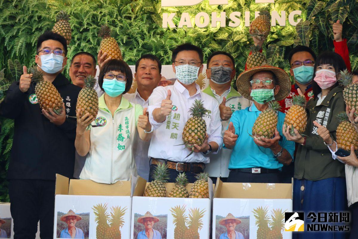 ▲民進黨高雄市黨部主委趙天麟今（1）日號召黨部、企業家、餐廳業者拋磚引玉，共同向「大樹鳳梨伯」林益買鳳梨。（圖／記者鄭婷襄攝，2021.03.01）