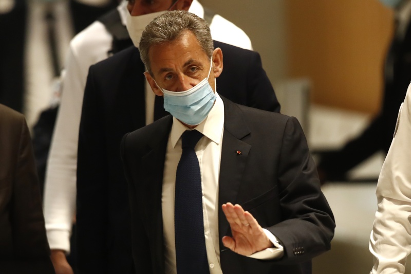 ▲法國法官裁定前總統沙柯吉（Nicolas Sarkozy）涉嫌貪腐案有罪，他不服提起上訴，巴黎上訴法院今天判處他敗訴。沙柯吉不用入獄，但須佩戴電子腳鐐。（圖／美聯社／達志影像）