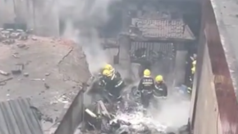 ▲中國北大荒通用航空公司一架飛機1日下午在執行人工造雨任務的過程中，失事墜落在江西省吉安縣境內，還衝入民房引發火災。（圖／翻攝自澎湃新聞）