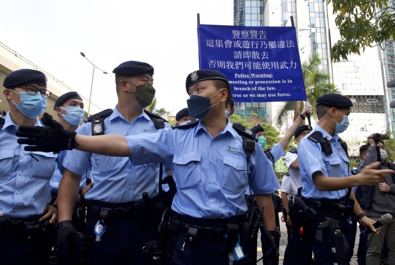 ▲▼1日在西九龍裁判法院外頭,有上百位民主派支持者到場聲援,香港警方一度舉起旗幟警告。(圖/美聯社/達志影像)