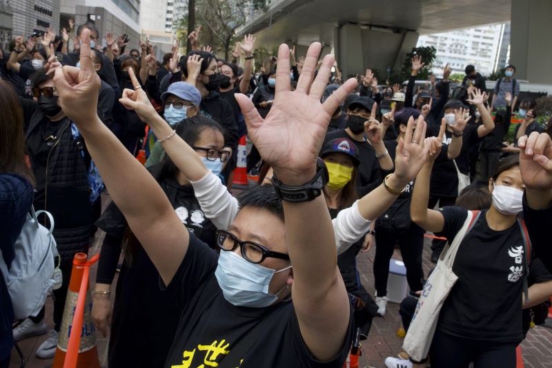 ▲▼1日在西九龍裁判法院外頭,有上百位民主派支持者到場聲援,香港警方一度舉起旗幟警告。(圖/美聯社/達志影像)