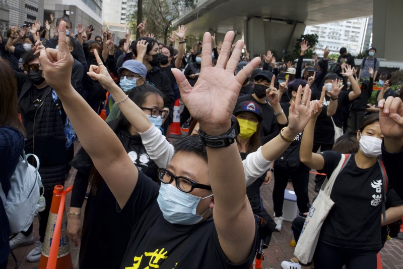 ▲▼1日在西九龍裁判法院外頭，有上百位民主派支持者到場聲援，香港警方一度舉起旗幟警告。（圖／美聯社／達志影像）