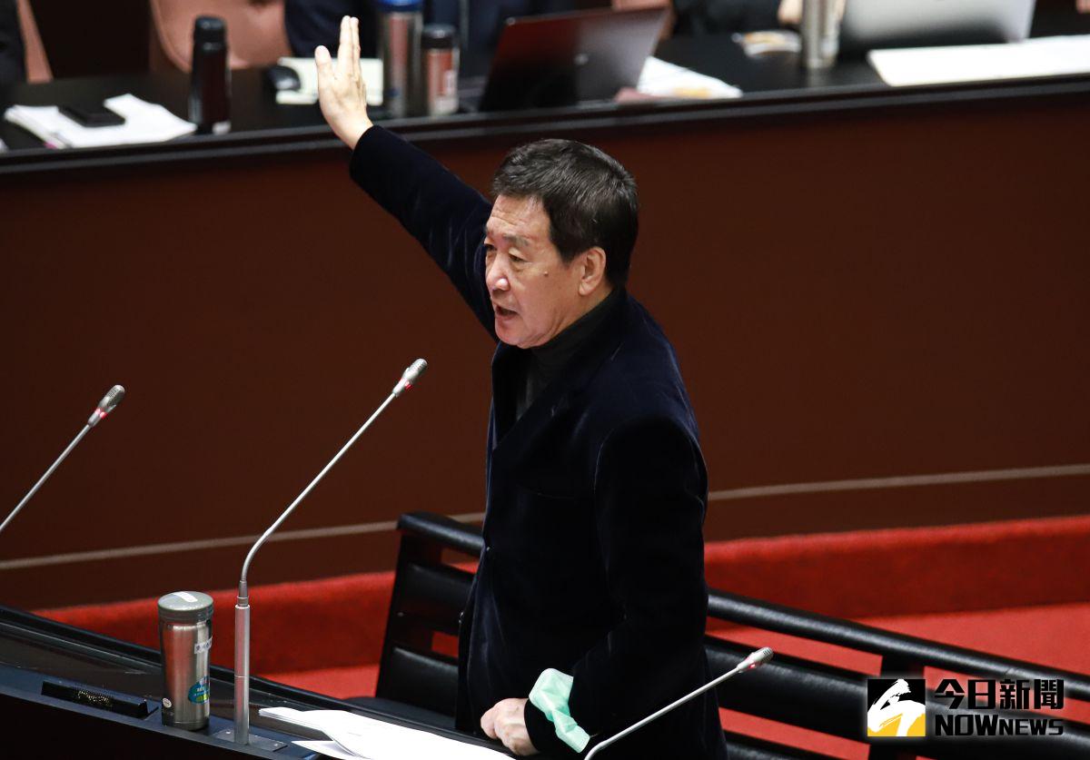 ▲對於衛福部長陳時中說「疫苗買貴也沒辦法」，國民黨團總召費鴻泰炮轟他的言論就像流氓，日後改朝換代一定會彈劾他。（圖／記者葉政勳攝 , 2021.03.02）