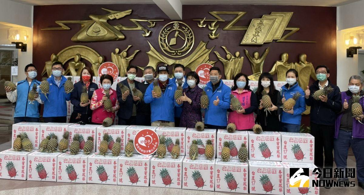 ▲新北市議會國民黨團今（2）日舉行「一戶一鳳梨、大家救台灣」的記者會，率先認購國產的鳳梨。（圖／記者陳志仁攝，2021.03.02）