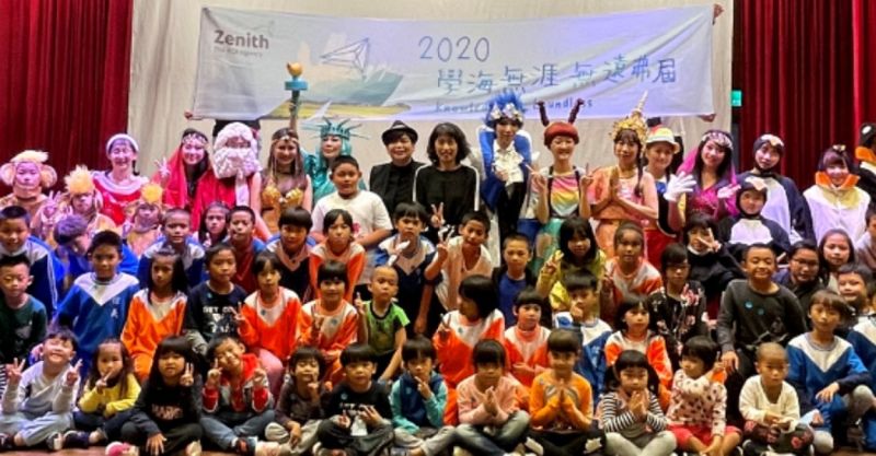 ▲阿波菲斯環遊世界兒童舞台劇遠征台東公益演出,Zenith實力媒體所屬陽獅媒體集團執行長張明玲,亦親身參與演出自由女神一角,向孩子們分享自由女神所象徵的理想。(圖/資料照片)