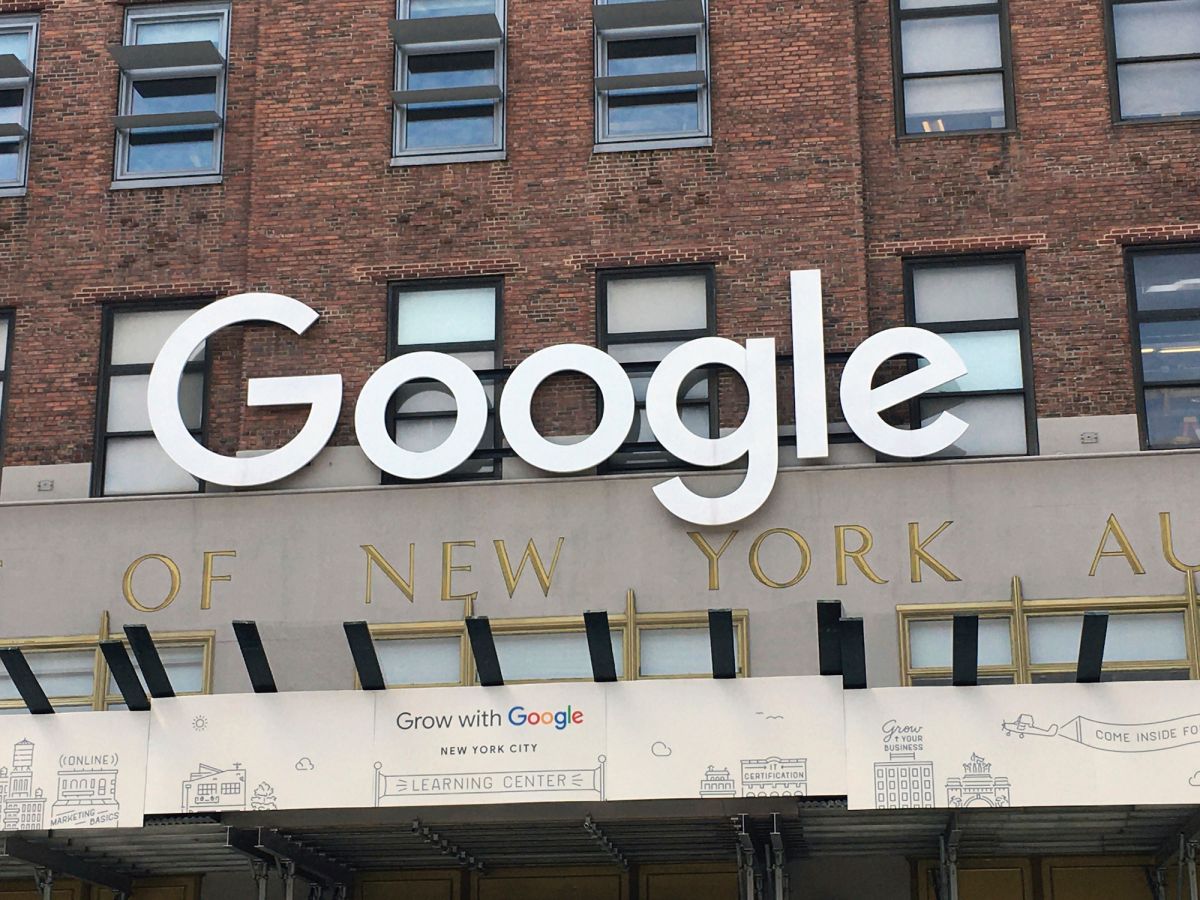 ▲網路搜尋巨擘谷歌公司（Google）今天宣布，Google地圖應用程式將開始基於交通、坡度或其他因素，引導駕駛沿著估計將產生最小碳排放量的路線行駛。（圖／美聯社／達志影像）