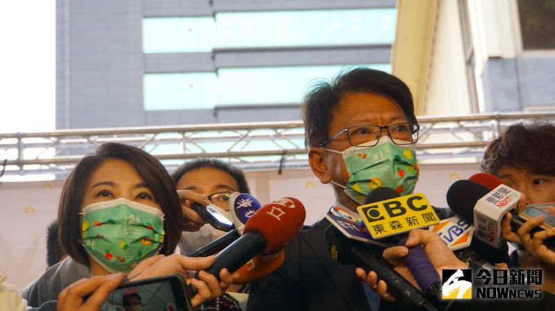 ▲中國片面宣布禁止台灣鳳梨進口,屏東縣長潘孟安(右)北上推銷屏東鳳梨。(圖/記者呂炯昌攝,2021.03.02)