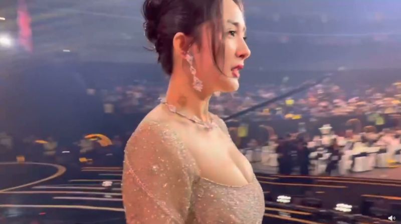 ▲▼楊冪傲人上圍乍洩。(圖/鄧超微博)