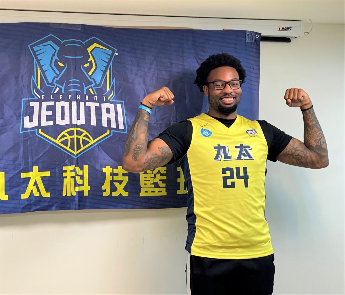 ▲九太科技新洋將Jordan Caroline，命名為「JC戰象」，身為「黑曼巴」Kobe Bryant鐵粉的他選了24號為背號。（圖／鍾東穎攝 ,2021.03.02）