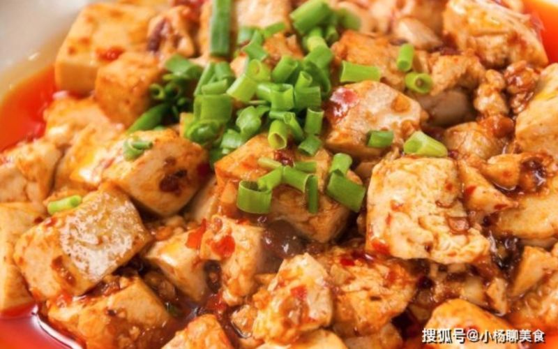 ▲搜狐號《小楊聊美食》分享了做「麻婆豆腐」的秘訣,若直接下鍋就大錯特錯了,多加上「這2步驟」,讓豆腐不僅不破碎,還沒有豆腥味。(圖/翻攝自搜狐號《小楊聊美食》)