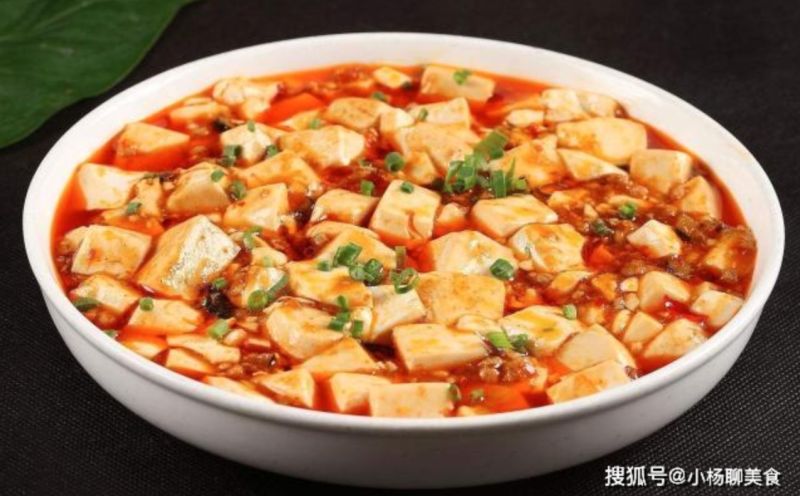 ▲搜狐號《小楊聊美食》分享了做「麻婆豆腐」的秘訣,若直接下鍋就大錯特錯了,多加上「這2步驟」,讓豆腐不僅不破碎,還沒有豆腥味。(圖/翻攝自搜狐號《小楊聊美食》)
