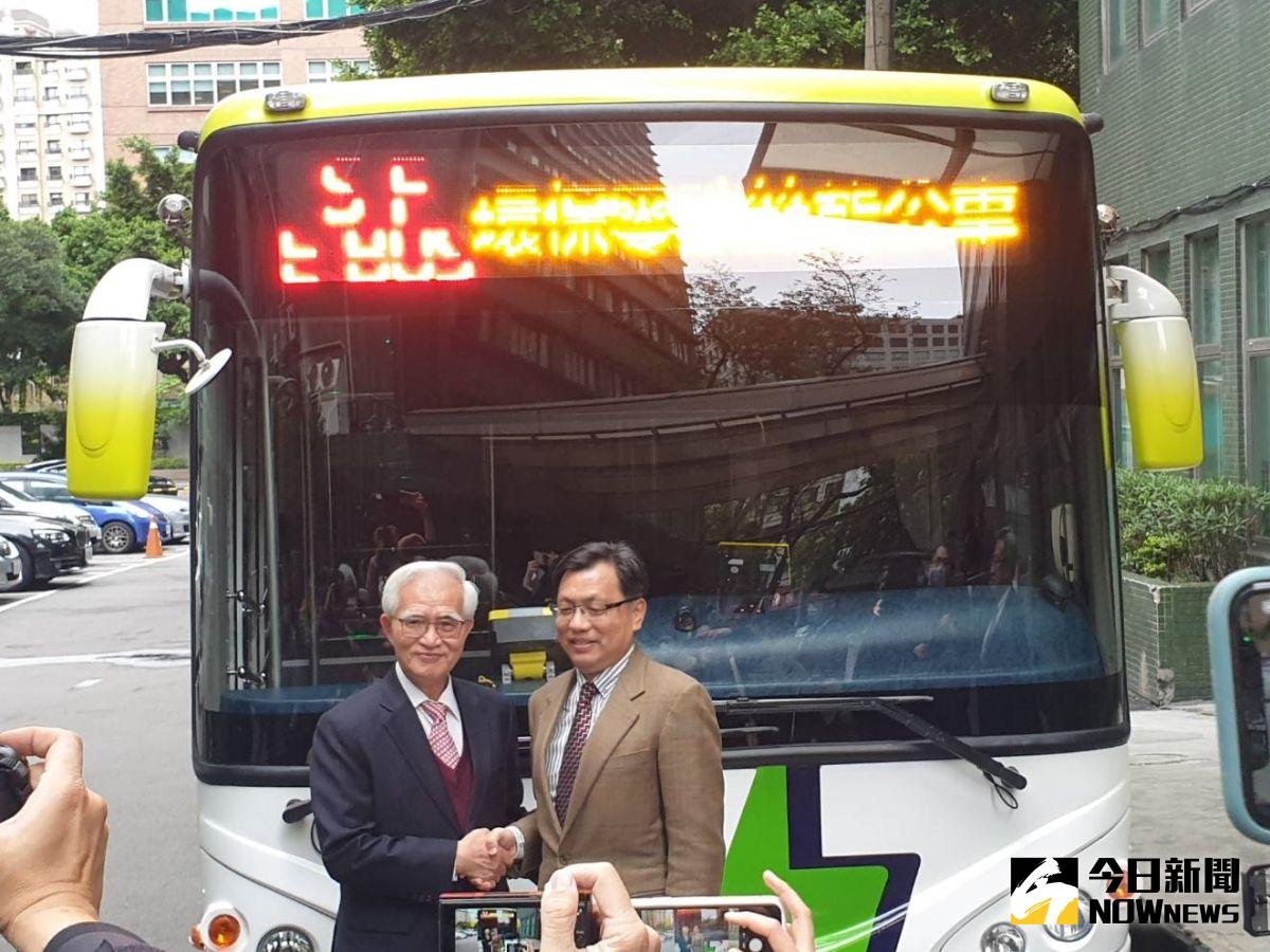 ▲大同與唐榮車輛今（2）日舉行100組馬達系統國際銷售締約儀式，攜手宣示進軍電動巴士國際銷售。左為大同公司董事長盧明光，圖右為唐榮車輛及四方電巴董事長何義純（圖／記者許家禎攝，2021.3.2）