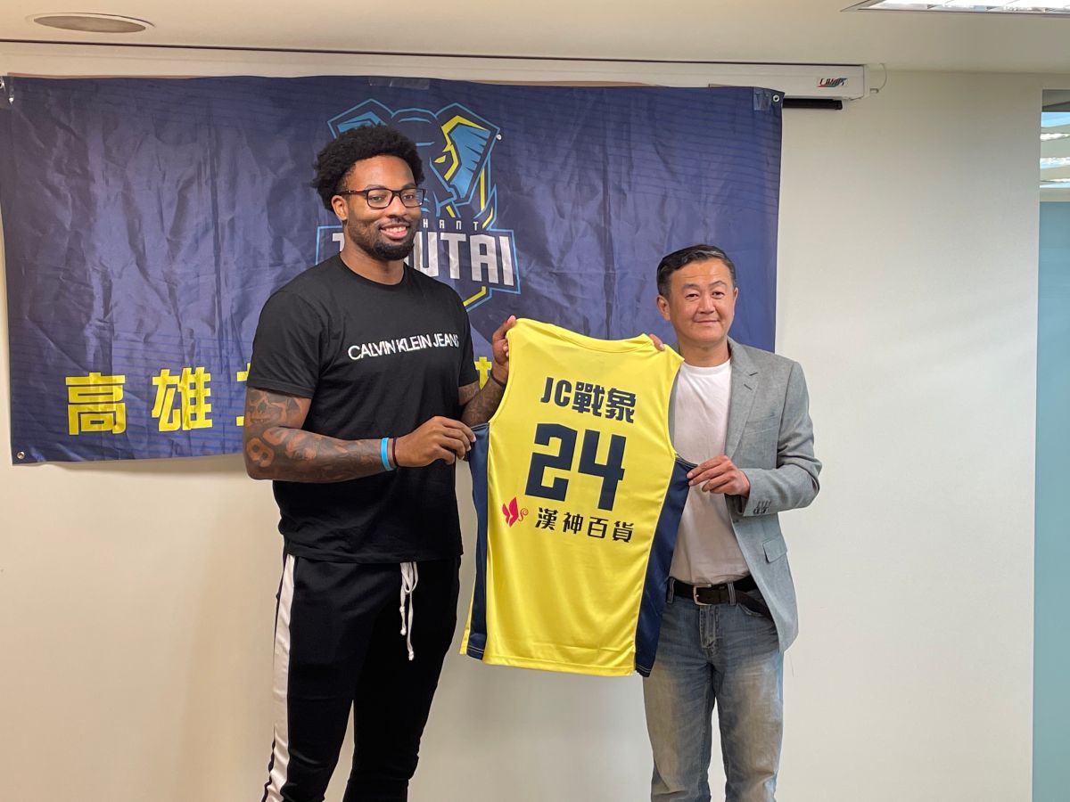 ▲九太科技新洋將「JC戰象」Jordan Caroline今天亮相，總教練劉嘉發發新球衣。（圖／鍾東穎攝 ,2021.03.02）