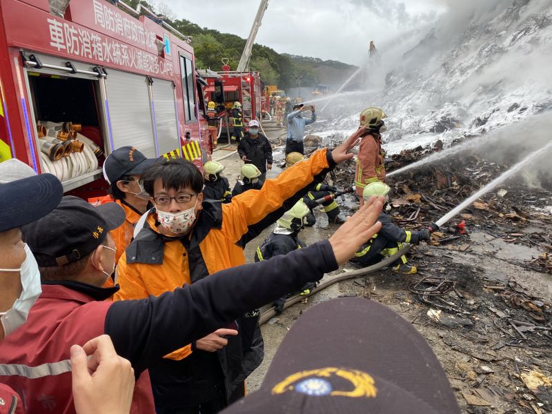 ▲新北市長侯友宜今(2)日赴八里掩埋場堆置區的殘火悶燒地點,關心最新處置狀況,強調悶燒的是家具不是有毒垃圾。(圖/新北市政府環保局提供)