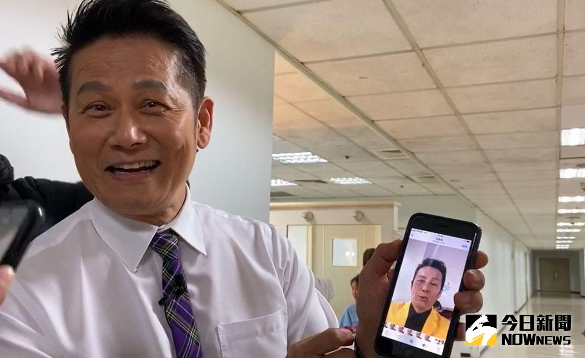 ▲徐乃麟吹口哨檢視顏面神經失調狀況。（圖／記者羅凌筠攝）