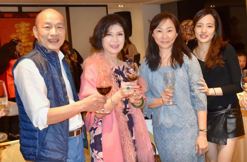 ▲韓國瑜(左起)、白嘉莉、李佳芬、韓冰合影。(圖/白嘉莉臉書)