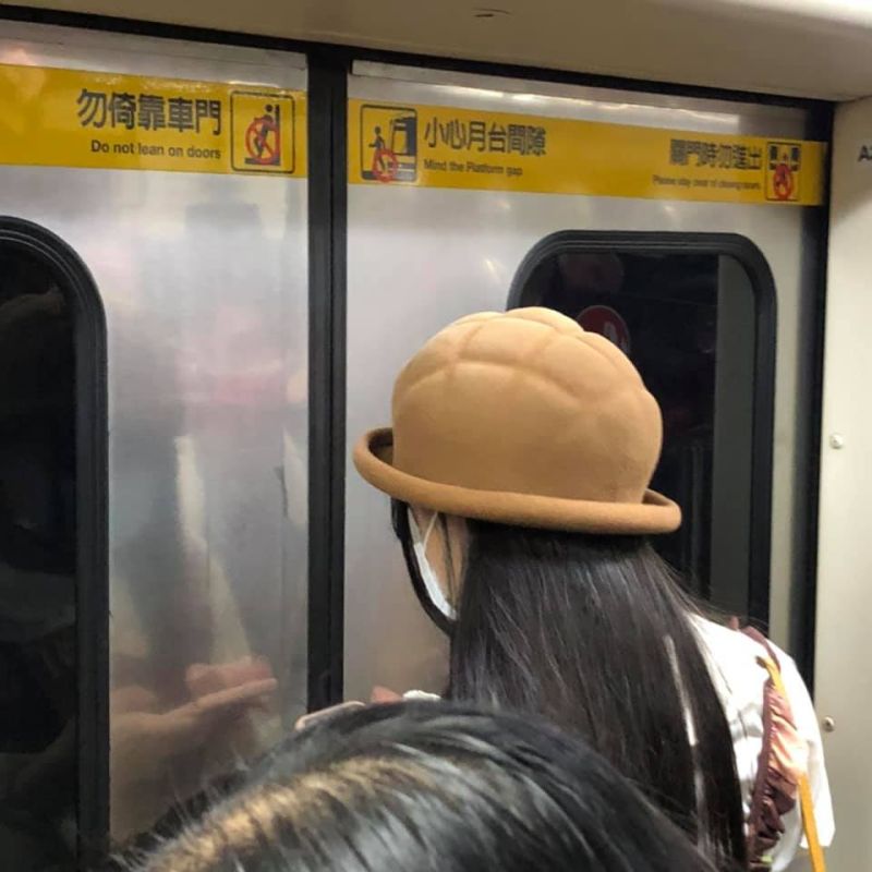 ▲網友分享搭捷運時遇到有人頭頂「菠蘿麵包」，原來那是一頂帽子。（圖／路上觀察學院）