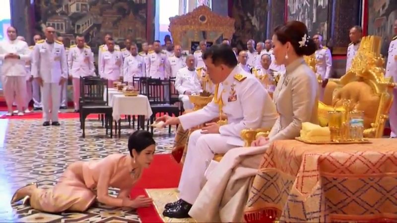 ▲泰國王室官方罕見公開貴妃詩妮娜跪在泰王夫妻腳邊的照片，營造貴妃服從的形象，但外界還是從座位上的安排看出王室成員之間的地位高低。（圖／翻攝自Twitter）