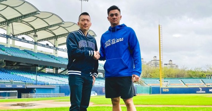 ▲江少慶和富邦悍將簽自主培訓合約。（翻攝自富邦悍將粉絲團）