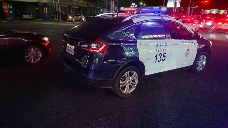 ▲台中市警方追捕偷車賊至彰化，警車遭嫌犯駕車衝撞（圖/記者鄧力軍翻攝）