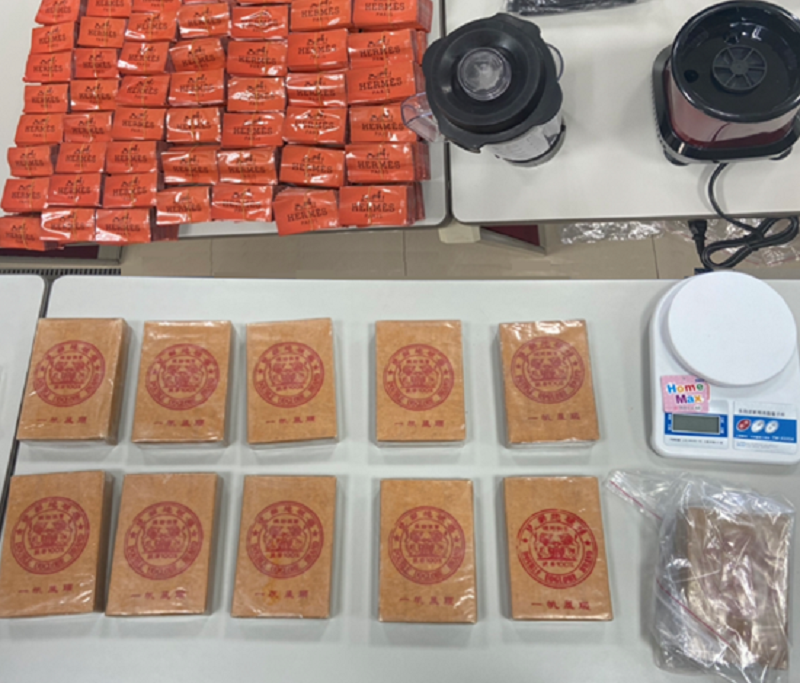 ▲刑事局查獲已許久未現江湖的「雙獅地球標」海洛因磚，及「一帆風順牌」愷他命毒品(圖/記者鄧力軍翻攝 )