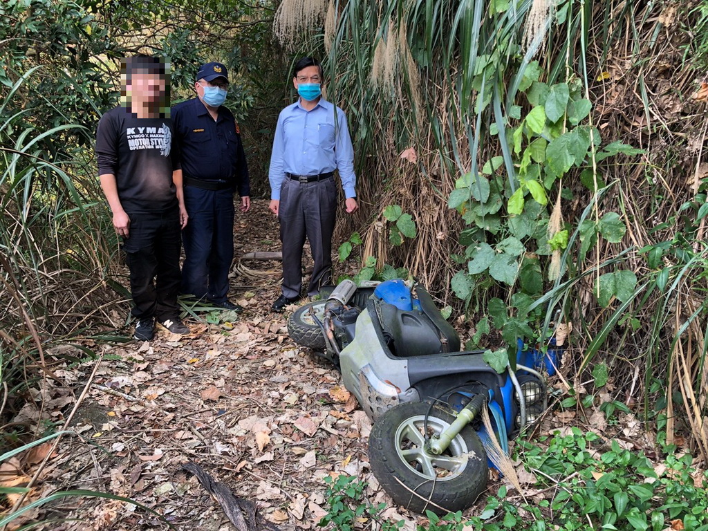 ▲霧峰警分局秘書室主任曹振展登山步道健行運動，不忘警察本能鷹眼尋獲贓車(圖／警方提供2021.3.3)