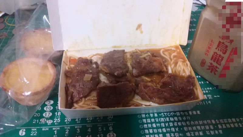 ▲從照片中可以看到，桌上擺滿著原PO買到的料理，原PO指出「夜市牛排130、烏龍茶30、蛋塔30」，總共190元。（圖／臉書社團《爆怨公社》）