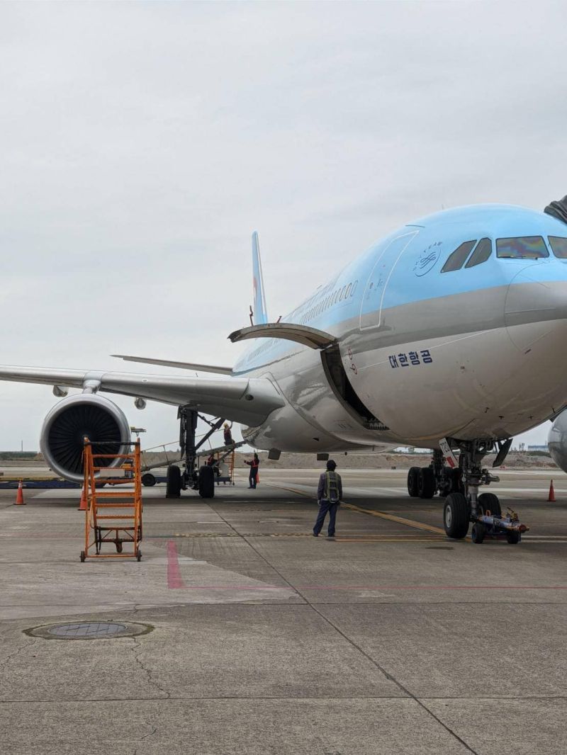 ▲首批az疫苗搭乘大韓航空運抵台灣桃園機場。(圖/林佳龍臉書)