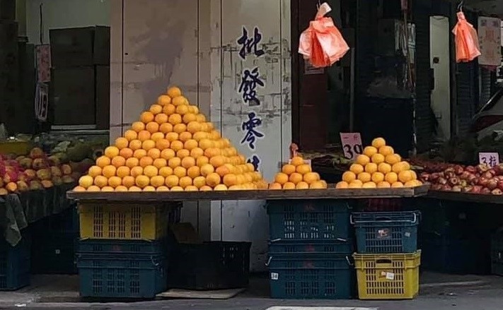 ▲有網友目睹，水果攤老闆將椪柑堆疊成金字塔。（圖／翻攝《爆廢1公社》）