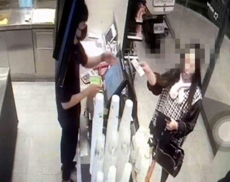 ▲東港地區有一婦女持假鈔連續向兩家飲料店及賣場購物,被員警當場查獲孔姓女嫌犯(59年次)持假鈔購物,立即予以逮捕移送偵辦。(圖/記者黃正忠翻攝,