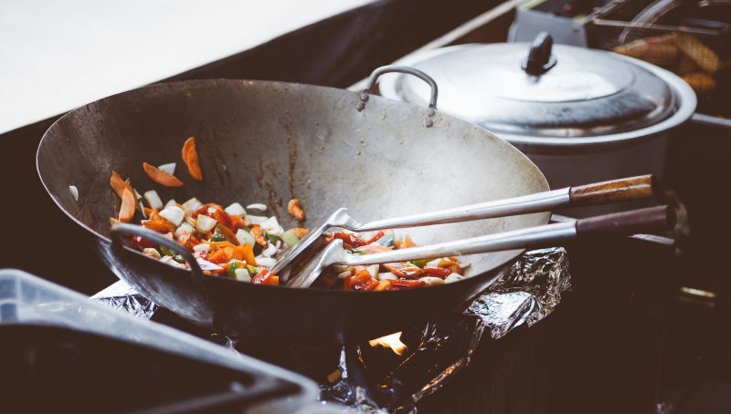 為何廚師都用「湯勺」炒菜？知情人揭真相：不可能用鍋鏟