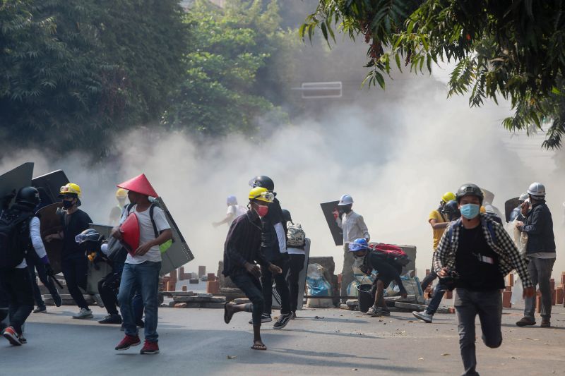 ▲緬甸軍事政變後，頻傳血腥鎮壓，台灣製鞋廠寶成工業今天表示，基於安全考量，緬甸廠已暫停生產。圖為緬甸當地情況。（圖／美聯社／達志影像）