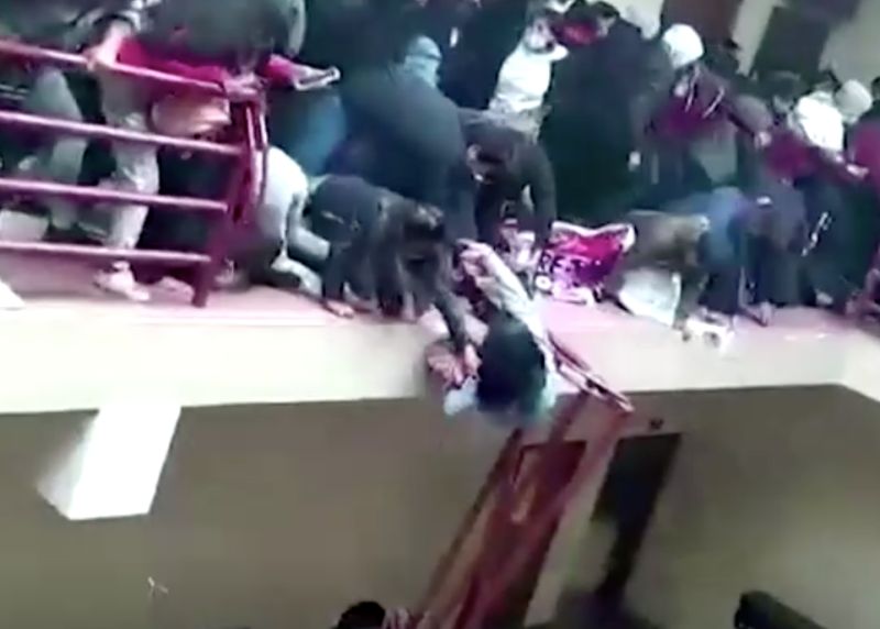 ▲玻利維亞一所大學大樓金屬欄杆被擠垮，造成至少7名學生死亡、5人重傷。（圖／翻攝自Dailymail）