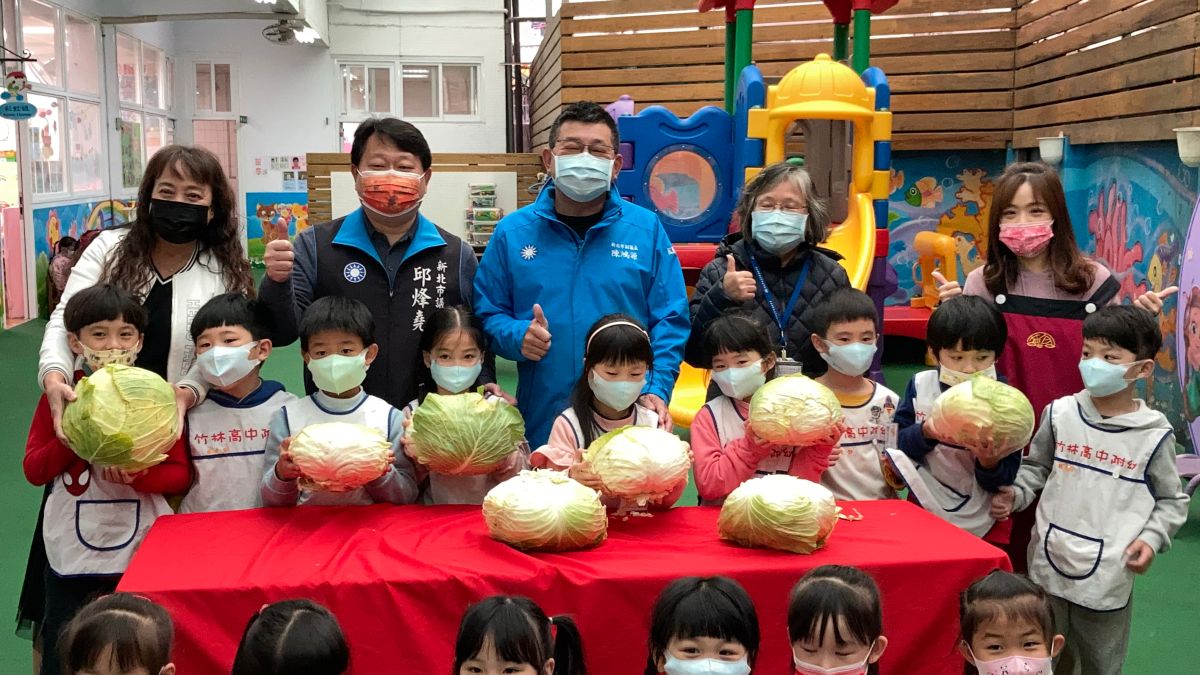 ▲新北市議會副議長陳鴻源發起「一銅雙響，挺農做公益銅板響義賣」─10元認購高麗菜的活動，獲得竹林家中學及家長會長邱烽堯議員的支持。（圖／竹林中學提供）